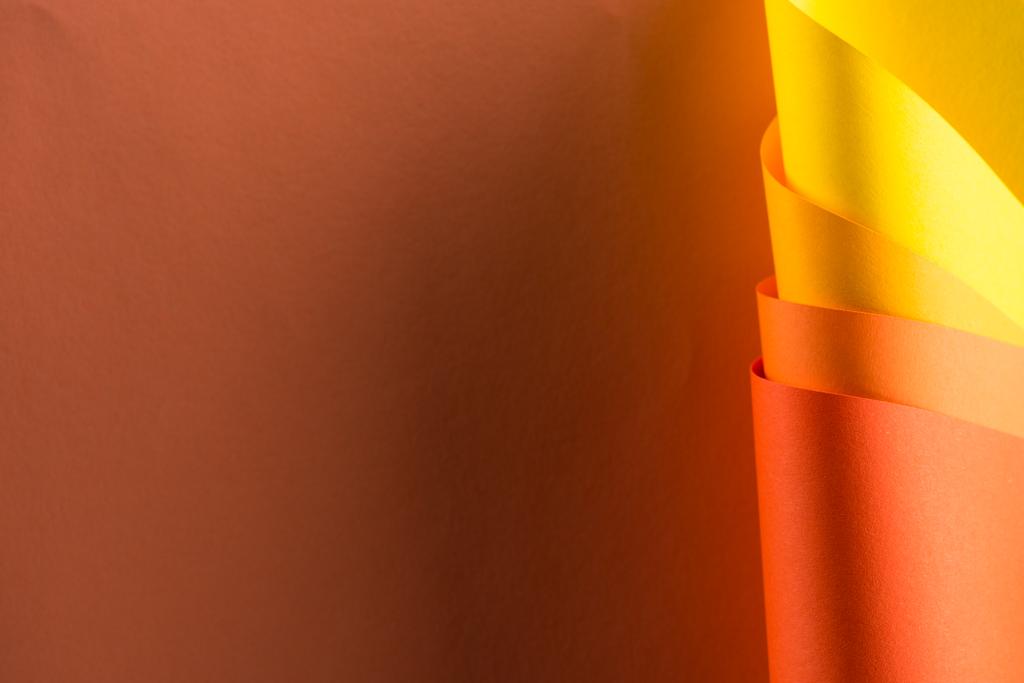 kahverengi arka plan üzerinde renkli kağıtlar haddelenmiş - Fotoğraf, Görsel