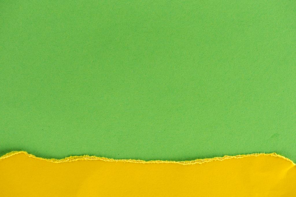 Close-up shot z vrstev papíru zelené a žluté pozadí - Fotografie, Obrázek
