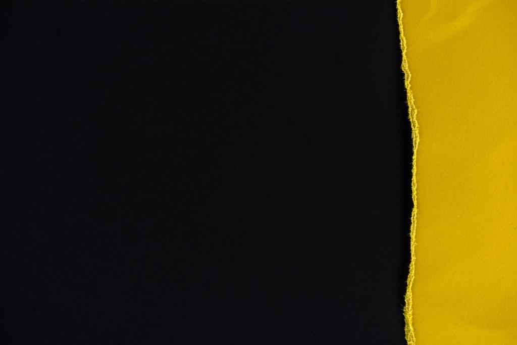 pedazo de papel amarillo aislado sobre negro
 - Foto, Imagen