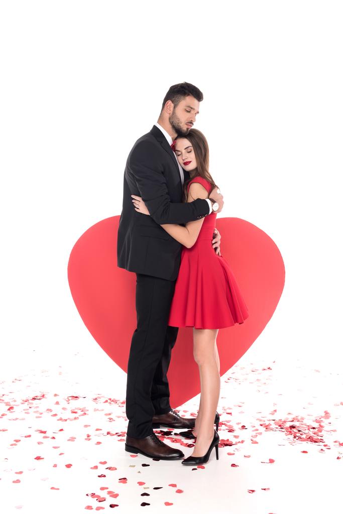 Paar umarmt großes Herz auf weißem Valentinstag-Konzept - Foto, Bild