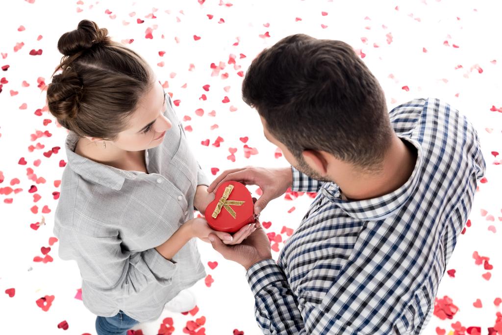 vista aérea de novia dando novio presente caja aislado en blanco, San Valentín concepto de día
 - Foto, imagen