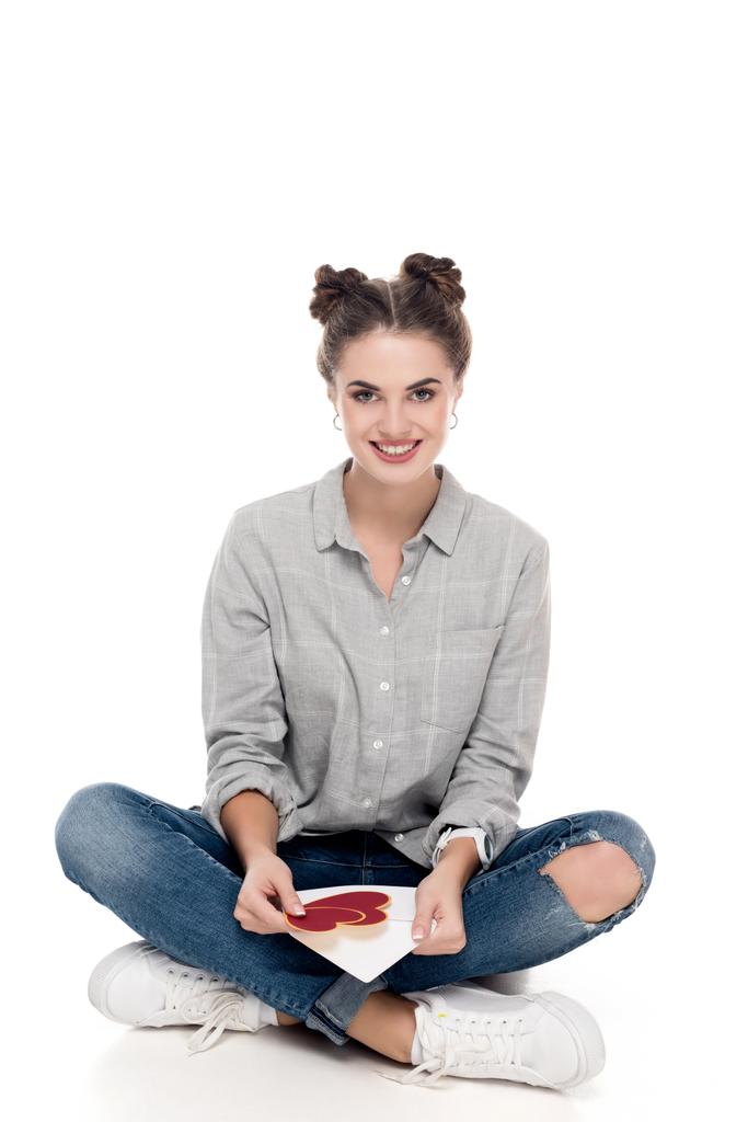 улыбающаяся девушка держит валентинки открытки и конверты на белом
 - Фото, изображение