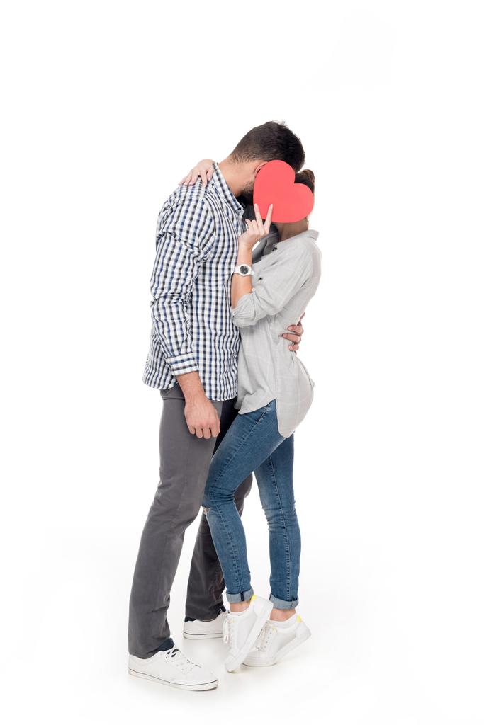 пара цілує і покриває обличчя паперовим серцем на білому, концепція дня валентинки
 - Фото, зображення