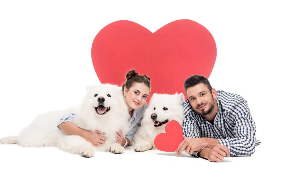 coppia sdraiata con i cani sul bianco, concetto di giorno di San Valentino
 - Foto, immagini