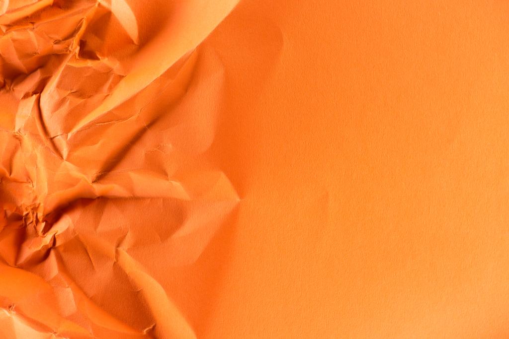 Close-up shot van Oranje verfrommeld papier voor achtergrond - Foto, afbeelding