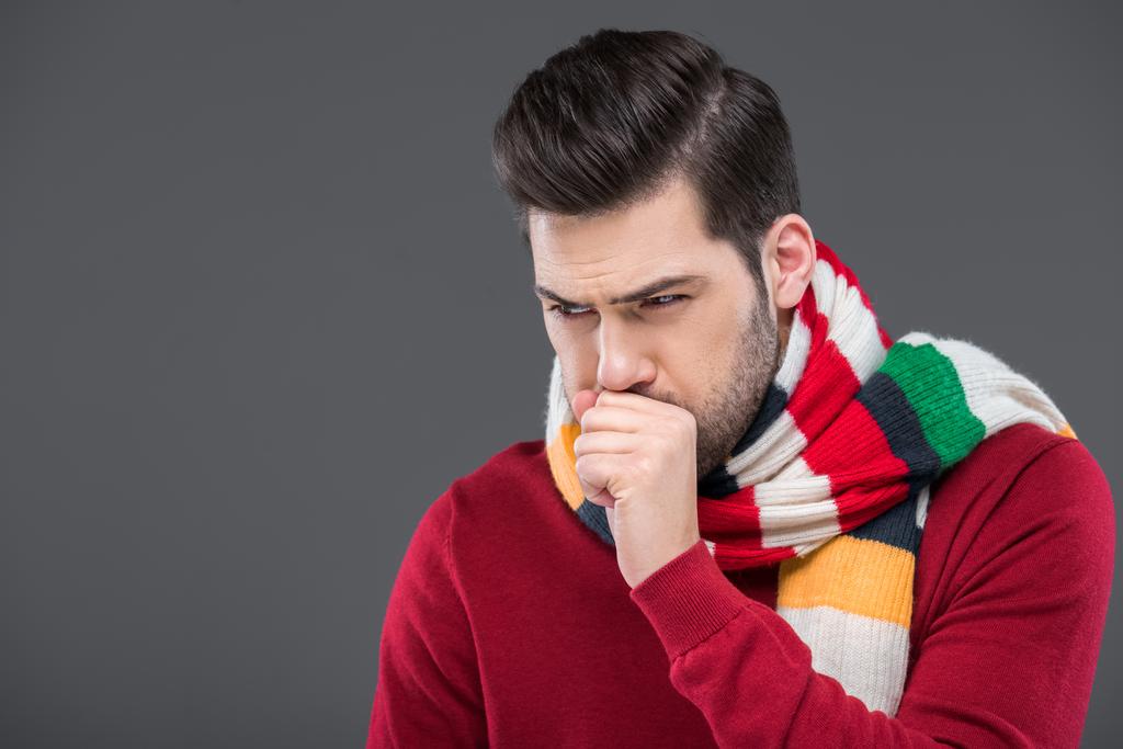 homem doente tosse em cachecol quente, isolado em cinza
 - Foto, Imagem