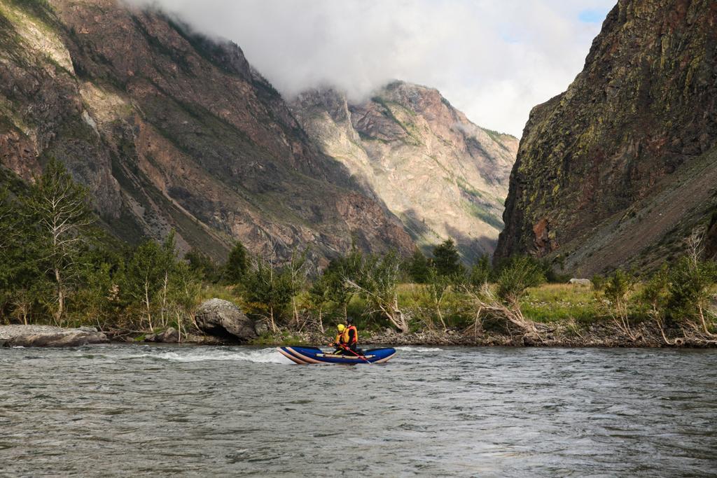 personas en kayaks rafting en el río de montaña y hermoso paisaje, Altai, Rusia
 - Foto, imagen