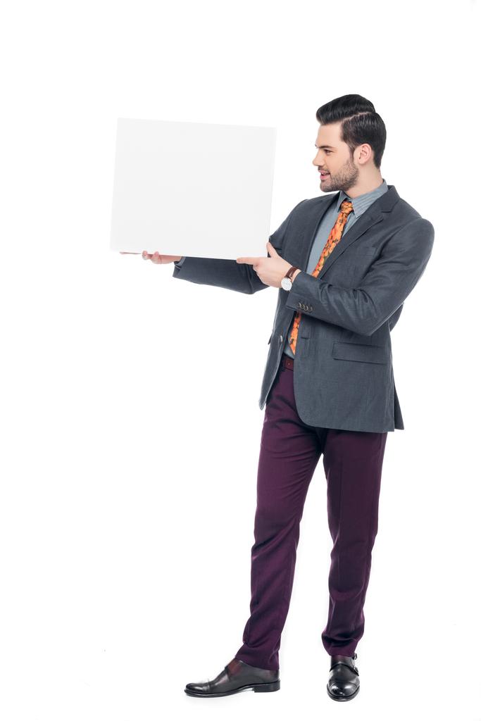 бизнесмен в костюме держит пустой плакат, изолированный на белом
 - Фото, изображение