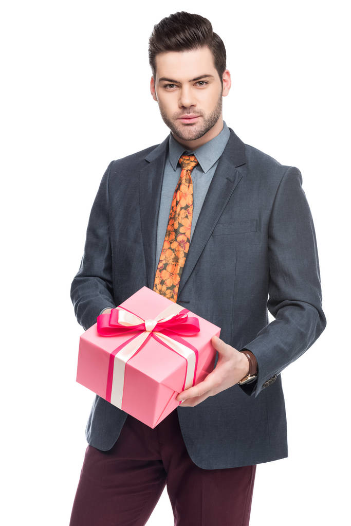 bonito barbudo homem segurando caixa de presente, isolado no branco
 - Foto, Imagem