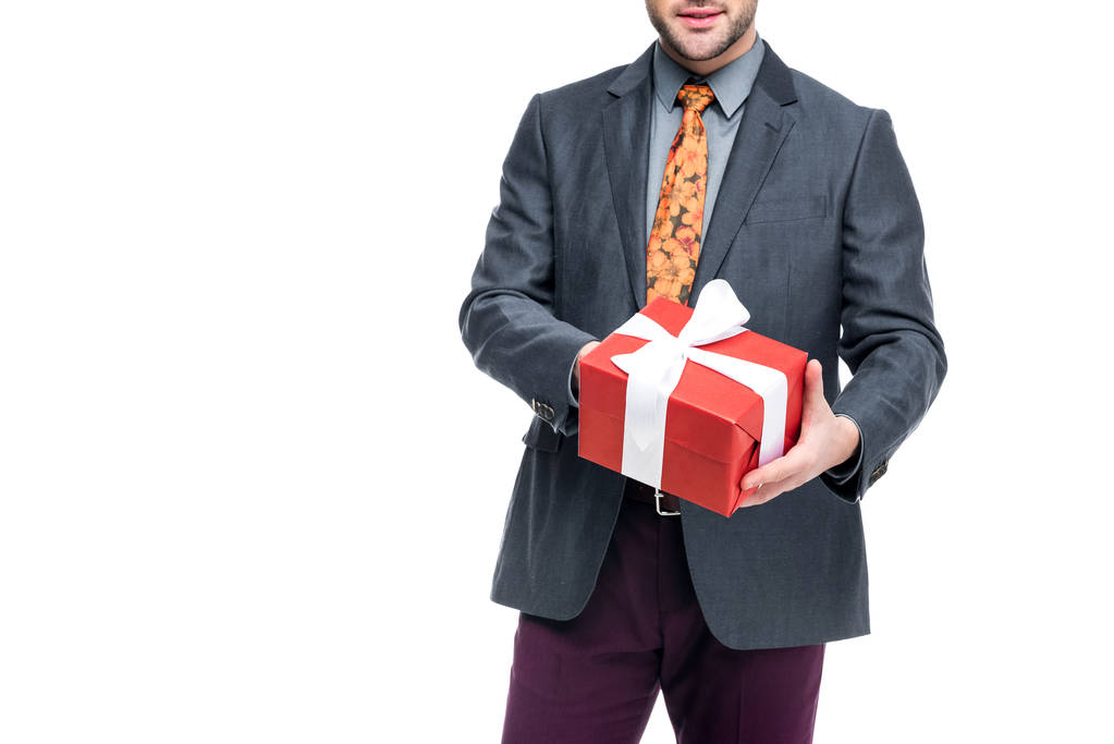 vista recortada del hombre sosteniendo caja de regalo, aislado en blanco
 - Foto, Imagen