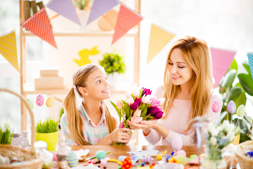 Чарівна усміхнена дочка, що представляє букет з різнокольорових тюльпанів
  - Фото, зображення