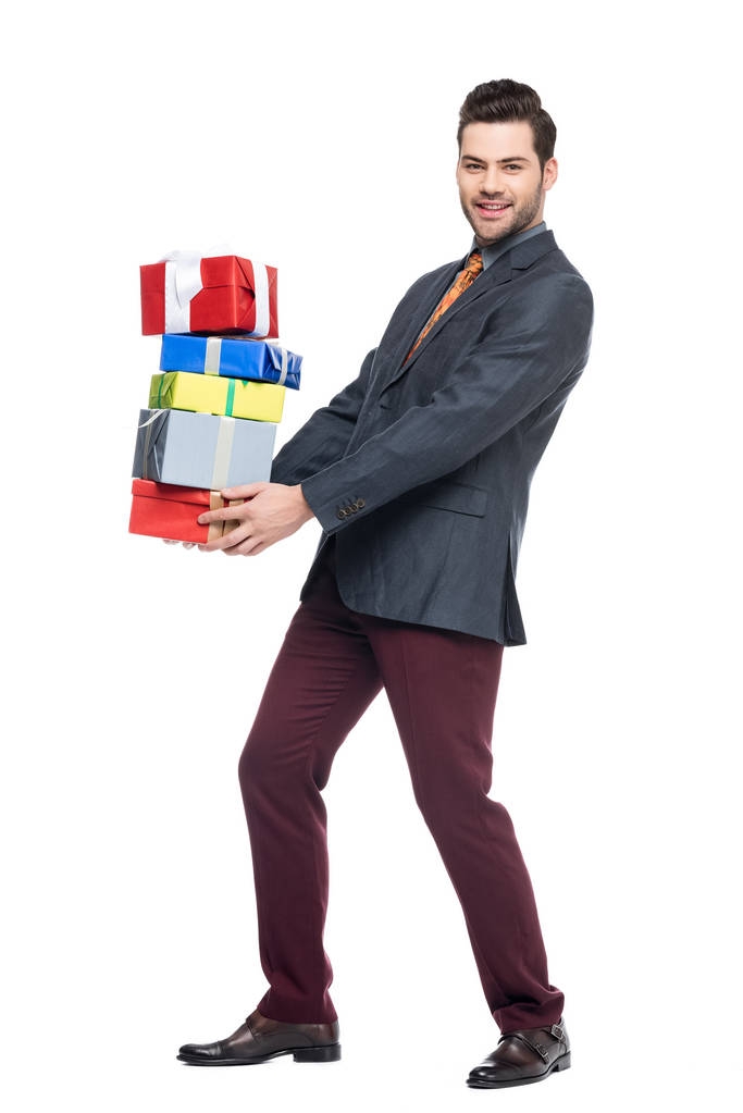 vousatý muž, který držel dárkové krabičky, izolované na bílém - Fotografie, Obrázek