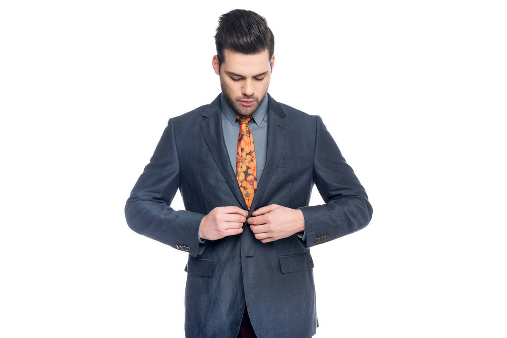 stylischer Geschäftsmann in Anzug und floraler Krawatte, isoliert auf weiß - Foto, Bild