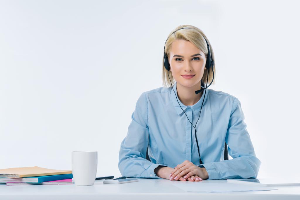 retrato de jovem sorrindo operador de call center no fone de ouvido no local de trabalho
 - Foto, Imagem