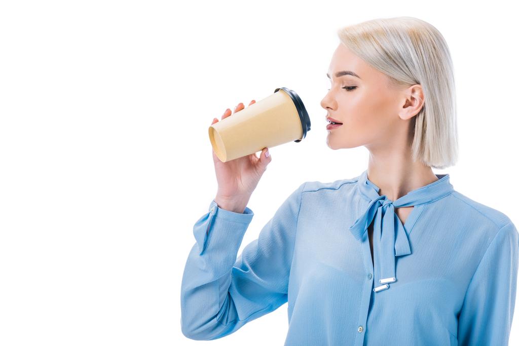портрет привабливої жінки з одноразовою чашкою кави ізольовані на білому
 - Фото, зображення