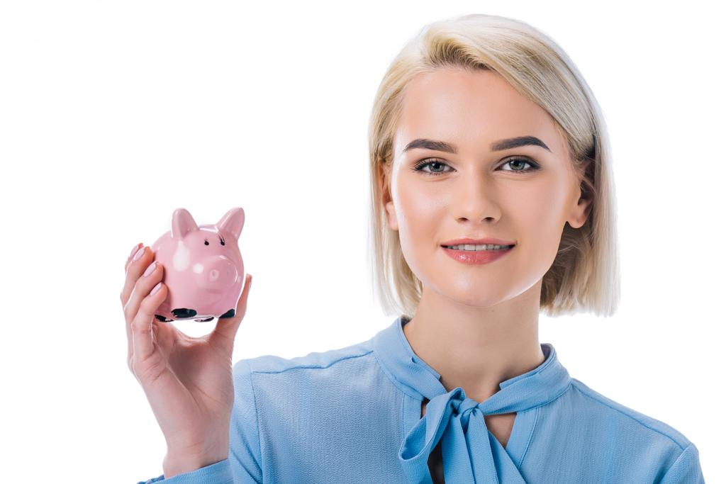 retrato de sorridente empresária mostrando porquinho banco isolado no branco
 - Foto, Imagem