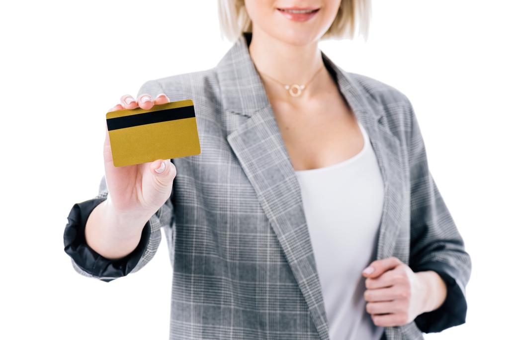 vista recortada de la mujer de negocios que presenta la tarjeta de crédito de oro, aislado en blanco
 - Foto, Imagen