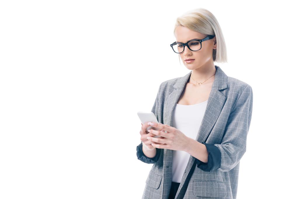 attraktive Geschäftsfrau in formeller Kleidung mit Smartphone, isoliert auf weiß - Foto, Bild