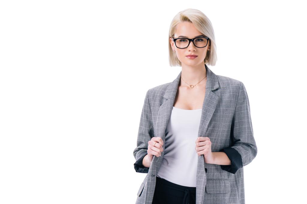 стильная деловая женщина в очках позирует в формальной одежде, изолированная на белом
 - Фото, изображение