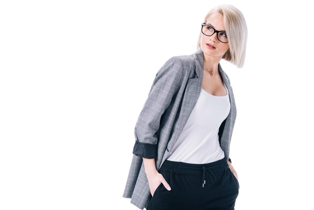 елегантна стильна бізнес-леді в окулярах позує в офіційному одязі, ізольована на білому
 - Фото, зображення