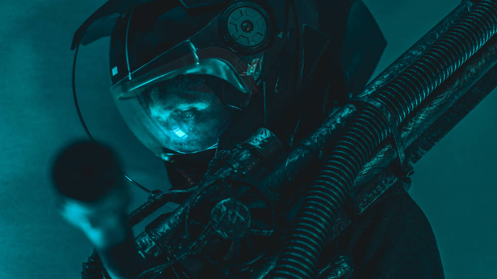 hombre del futuro o espacio con casco futurista y luces de fantasía, lleva un arma láser en sus manos
 - Foto, Imagen