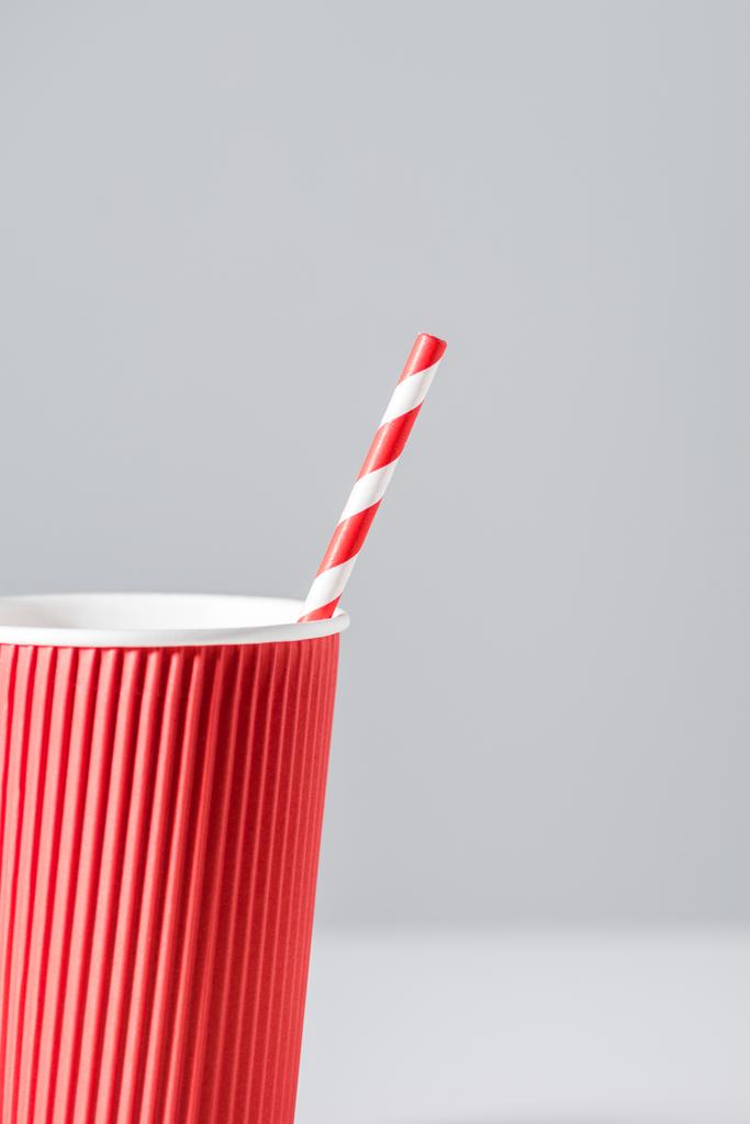 vista de cerca de la taza de papel rojo con paja para beber aislada en gris
 - Foto, Imagen