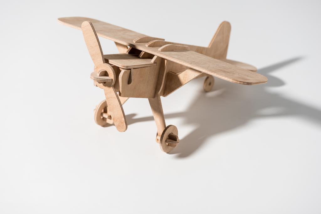 vue rapprochée du petit avion jouet en bois sur blanc
 - Photo, image