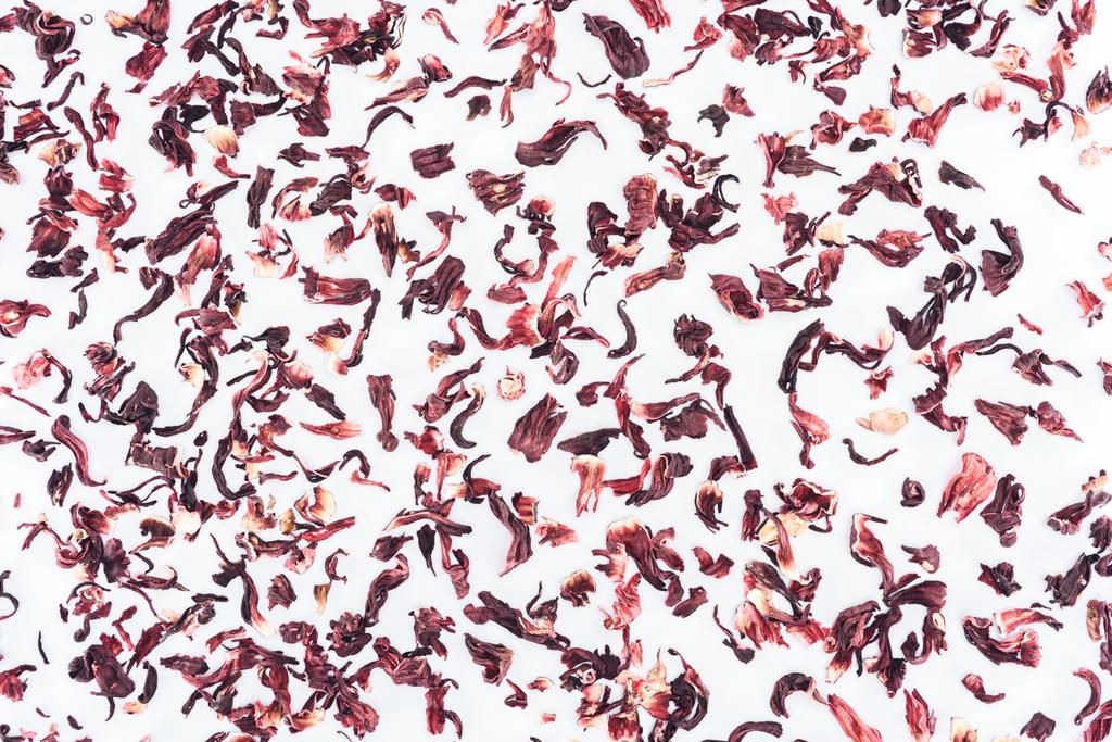 Widok z góry z rozrzuconych suszonych hibiscus herbata na białym tle - Zdjęcie, obraz