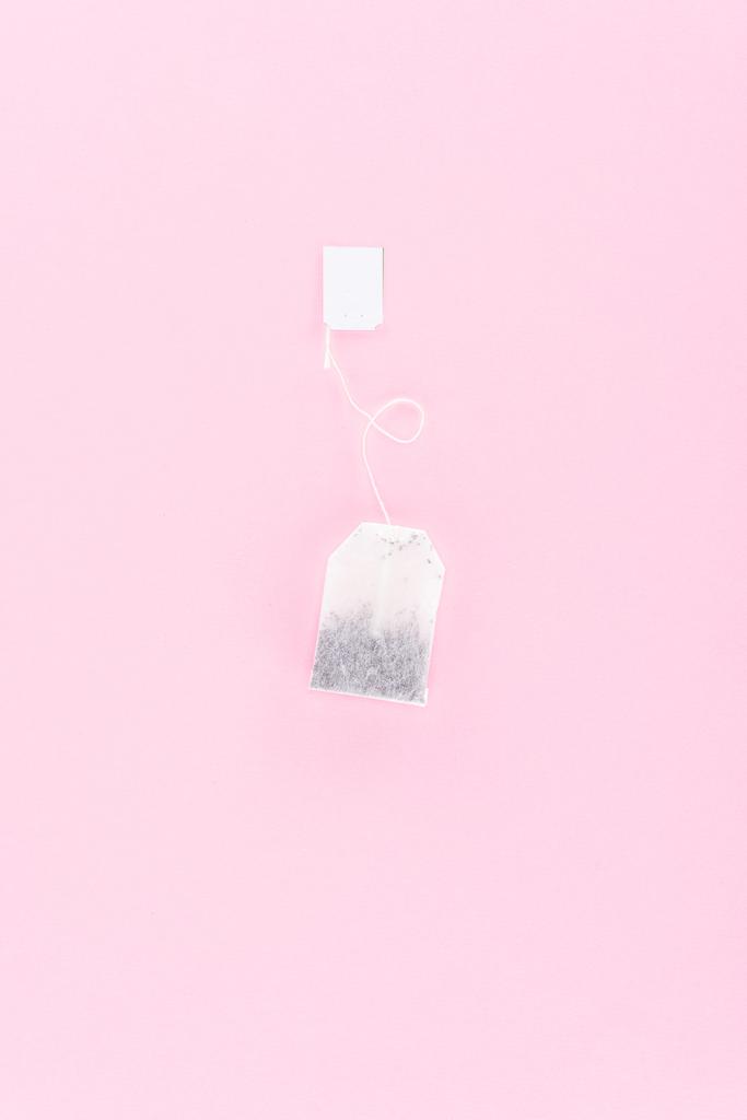 κάτοψη του ένα σακουλάκι τσαγιού που απομονώνονται σε ροζ - Φωτογραφία, εικόνα