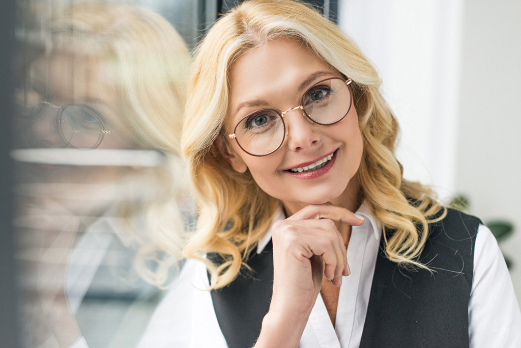 portrét atraktivní středního věku podnikatelka v brýlích se usmívá na kameru   - Fotografie, Obrázek