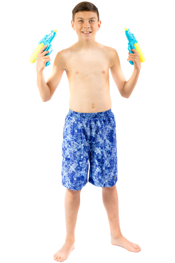 Jeune adolescent jouant avec des pistolets à eau
 - Photo, image