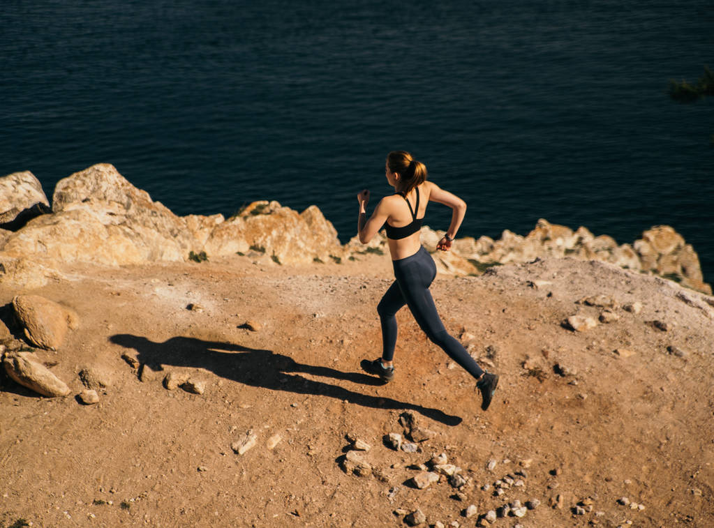 κορίτσι να τρέχει κατά μήκος της ακτής - Φωτογραφία, εικόνα