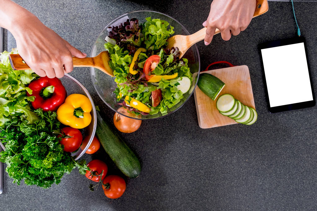 Giovane felicità Donna Cucina insalata di verdure in cucina, H
 - Foto, immagini