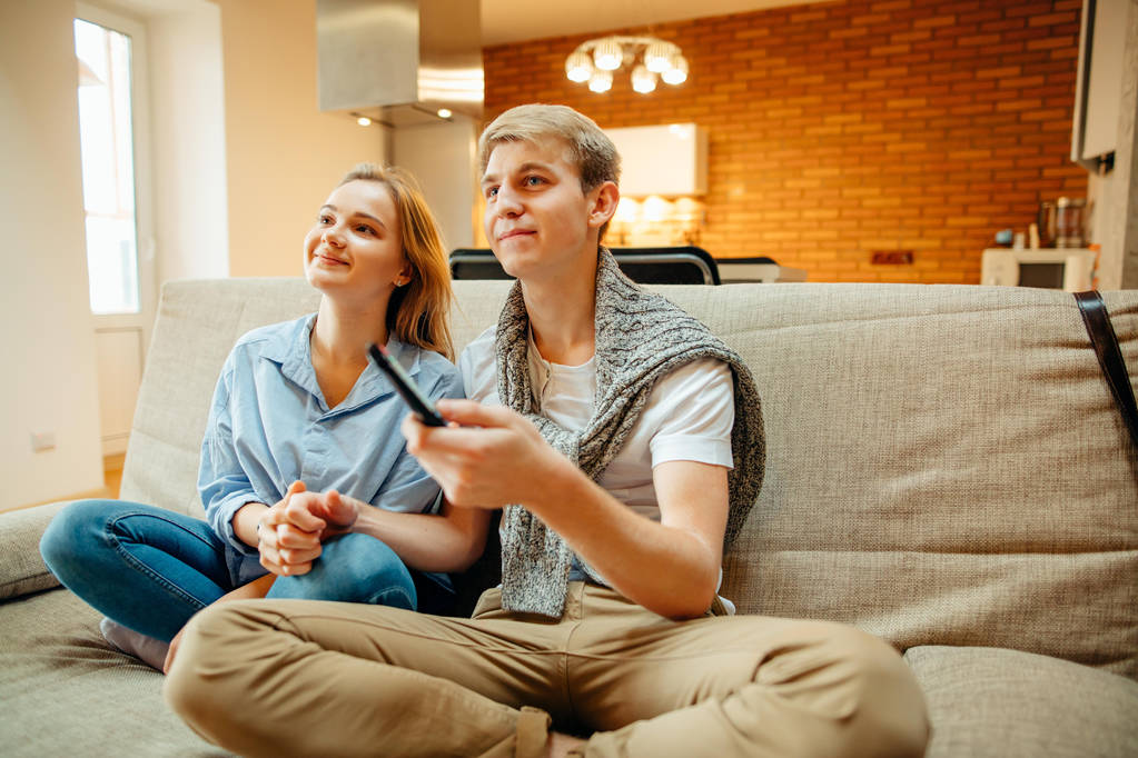 Para w domu oglądając film w telewizji - Zdjęcie, obraz