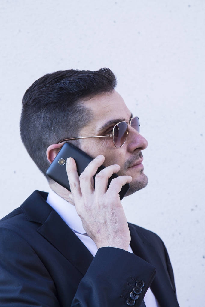 Mobil telefonda konuşurken takım elbiseli adam portresi - Fotoğraf, Görsel