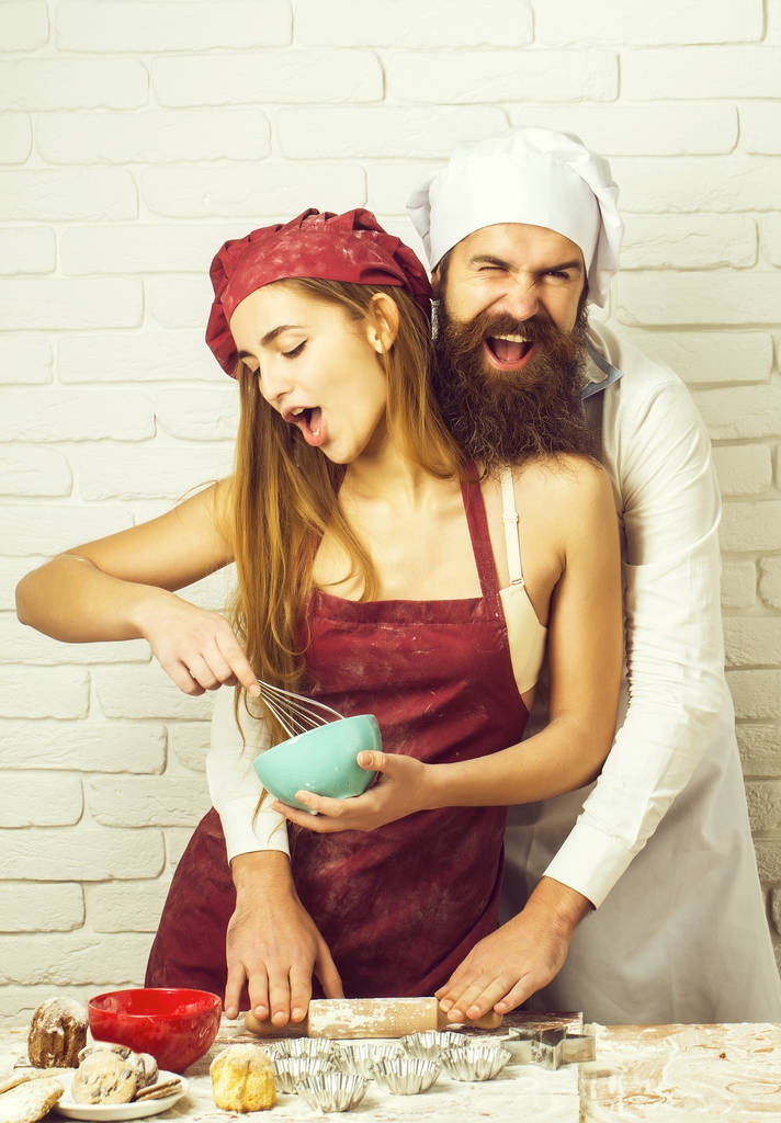Пекарь готовит торты с девушкой
 - Фото, изображение