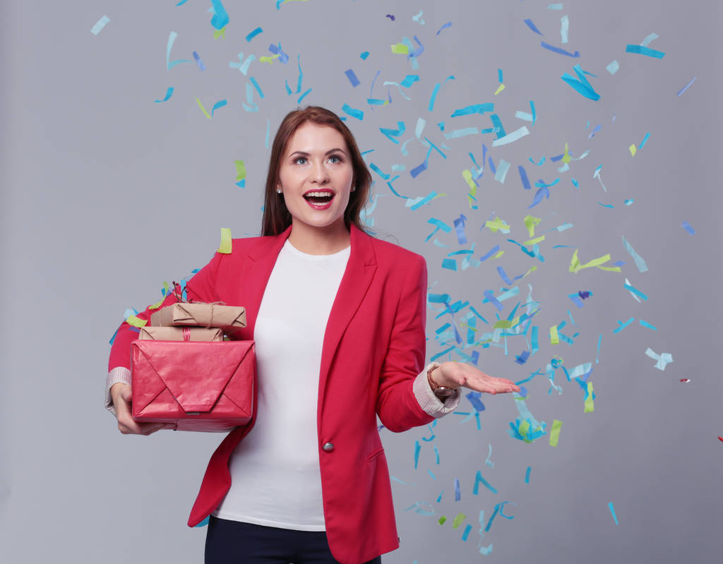 Belle femme heureuse avec boîte cadeau à la fête de célébration avec confettis. Anniversaire ou Nouvel An fête concept
 - Photo, image