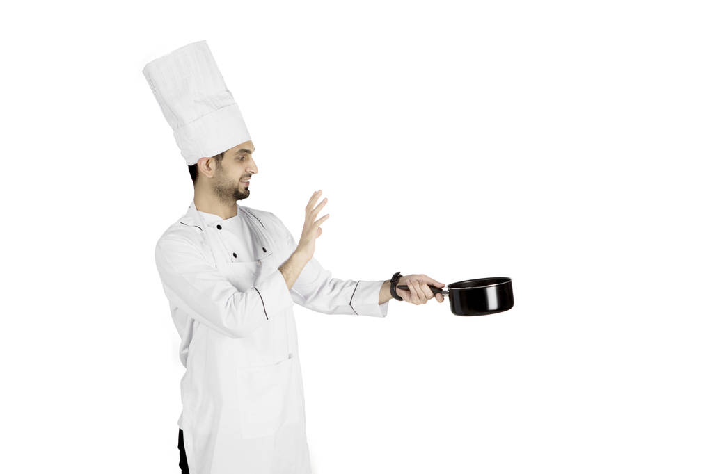 Chef masculino italiano sosteniendo una sartén en el estudio
 - Foto, imagen