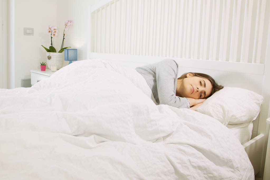Vrouw slapen in een hotelkamer in vakantie - Foto, afbeelding