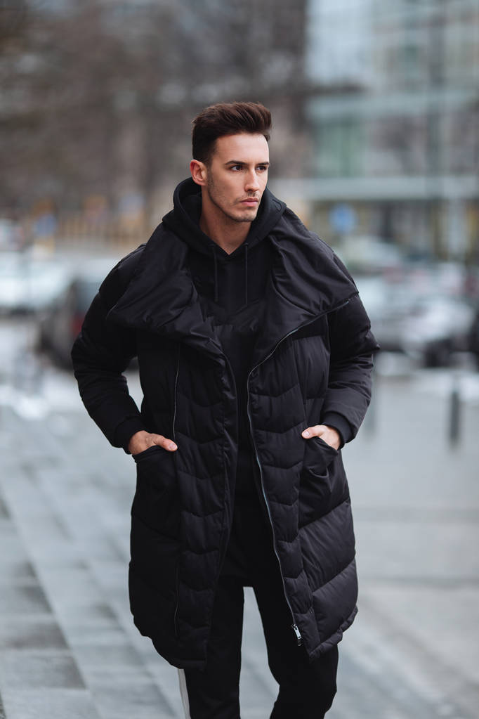 Стильный мужчина волк на улице. Зимний холодный наряд. Большой пиджак
 - Фото, изображение