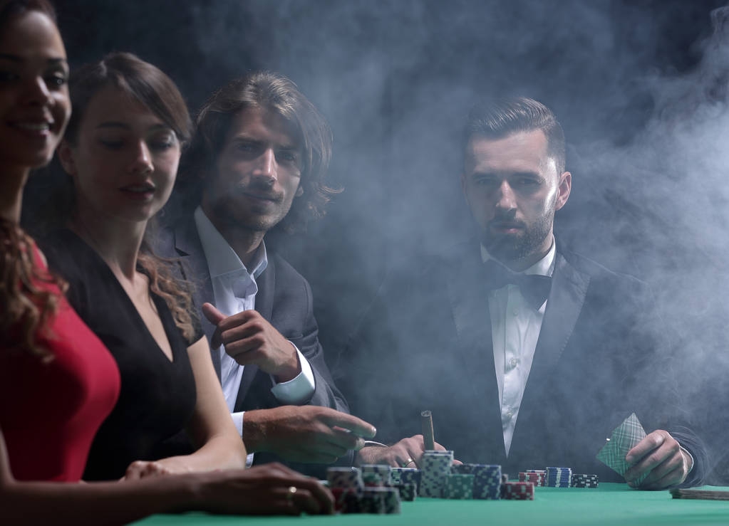 Gli uomini e la donna che parlano a gioco di merde in casino
 - Foto, immagini