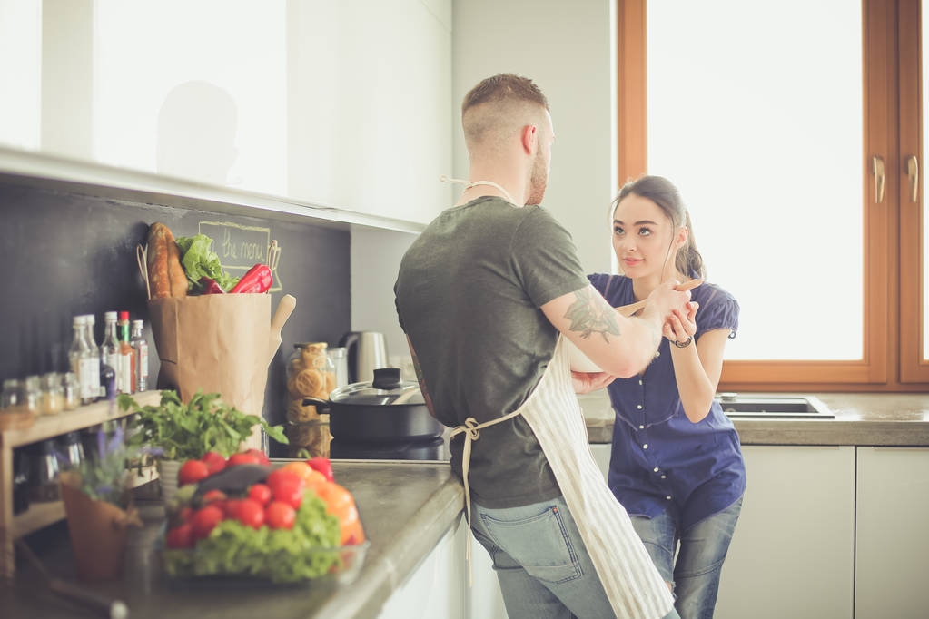 Пара приготовления пищи вместе на кухне у себя дома - Фото, изображение