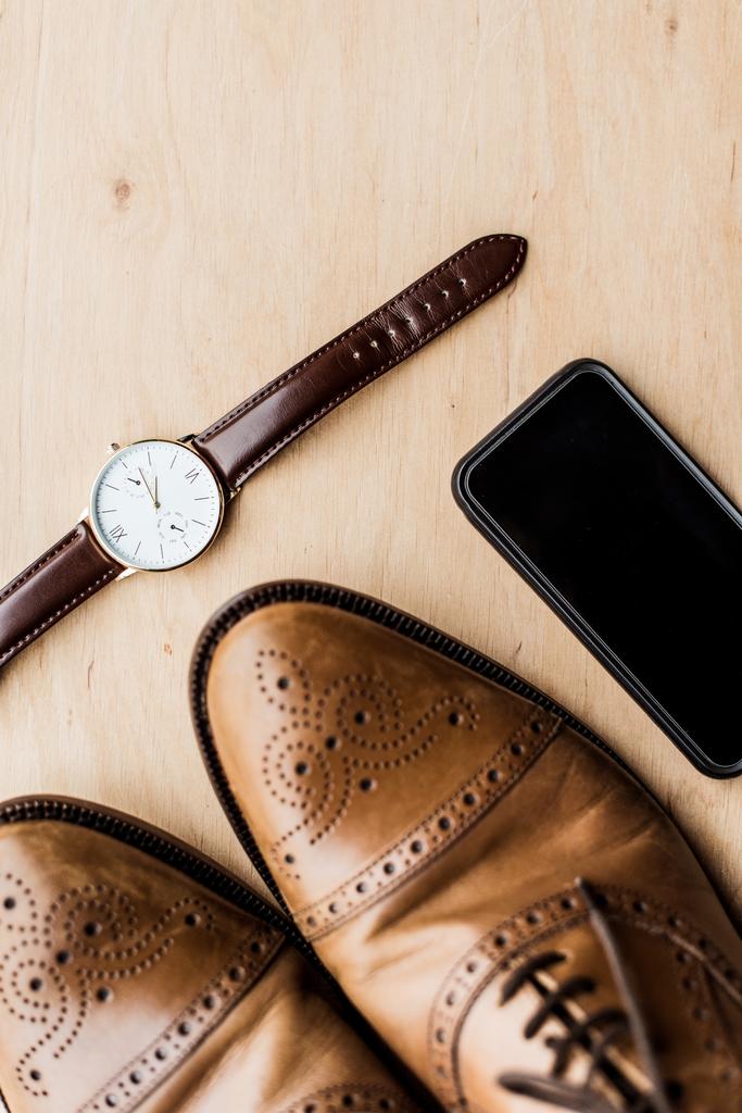 vista superior del reloj, smartphone y zapatos en la mesa de madera
 - Foto, Imagen