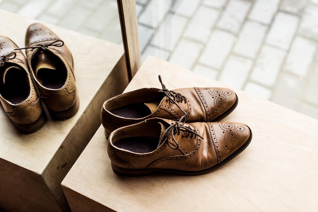 высокий угол обзора современной коричневой мужской обуви на витрине в магазине
 - Фото, изображение