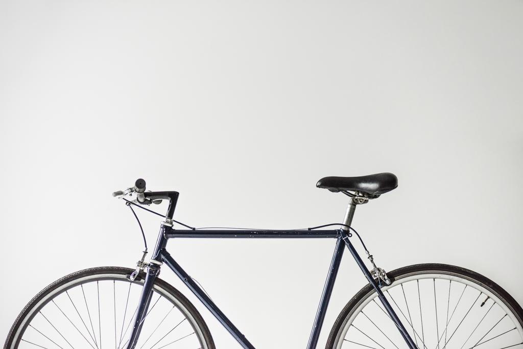 ένα ποδήλατο με σέλα που απομονώνονται σε λευκό - Φωτογραφία, εικόνα