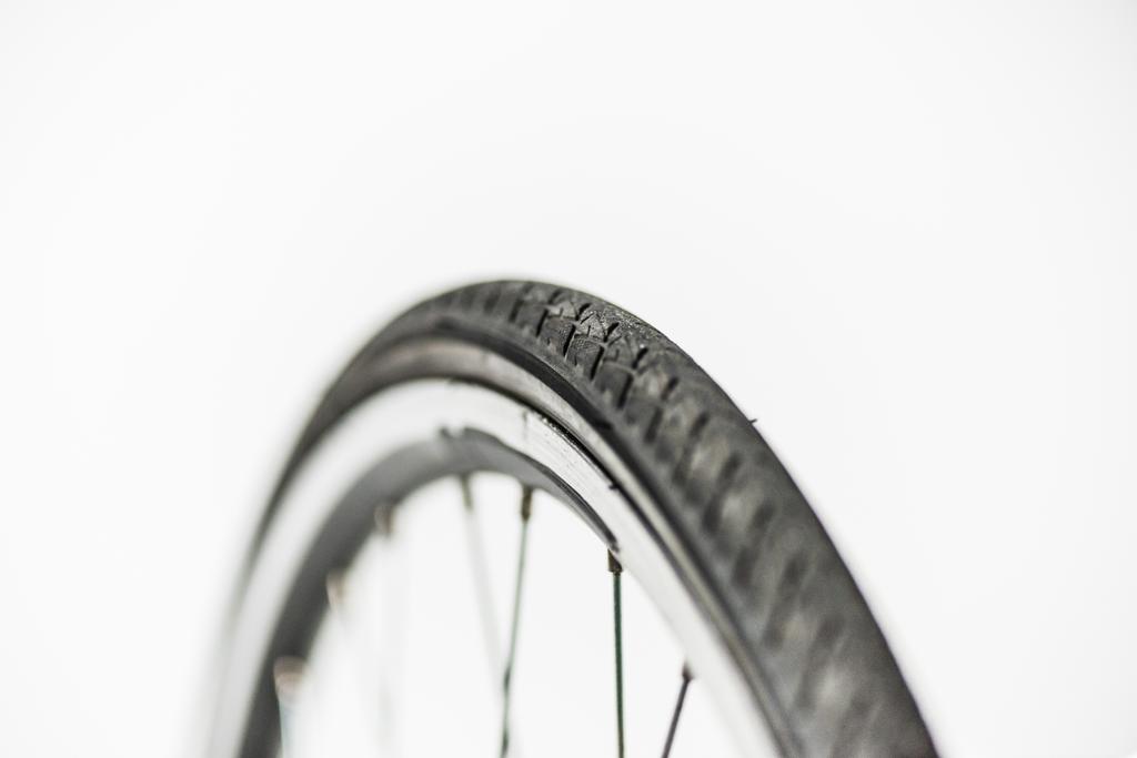 ruota della bicicletta con cerchio, pneumatico e raggi isolati su bianco
 - Foto, immagini