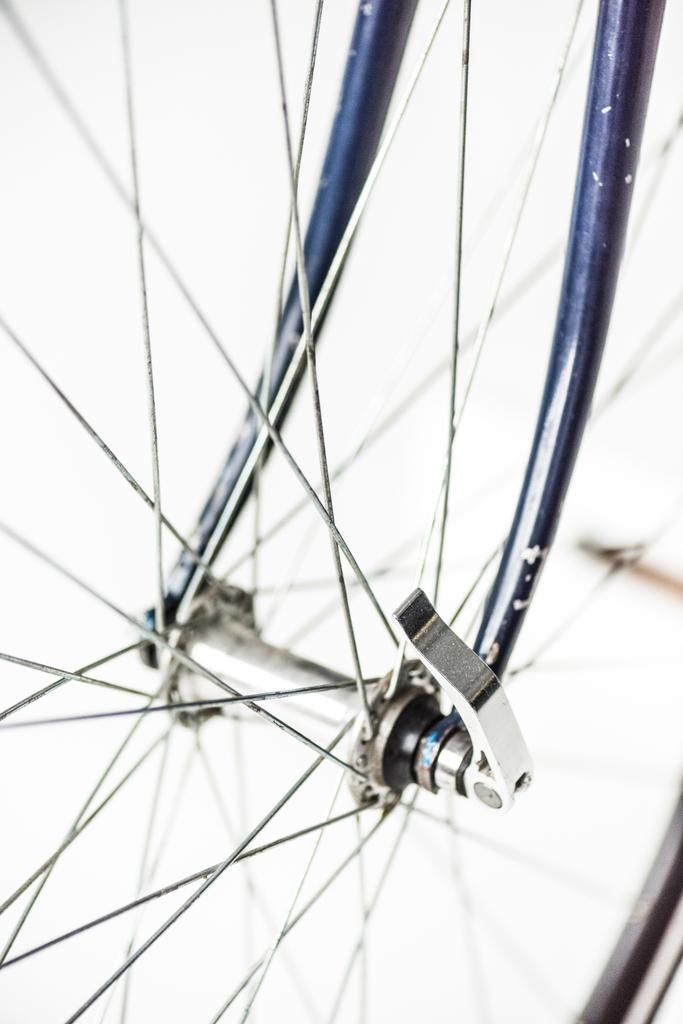 primo piano della ruota della bicicletta con raggi e forcella isolati su bianco
 - Foto, immagini