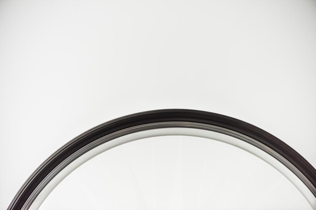 bisiklet tekerleği üzerinde beyaz izole hareket - Fotoğraf, Görsel
