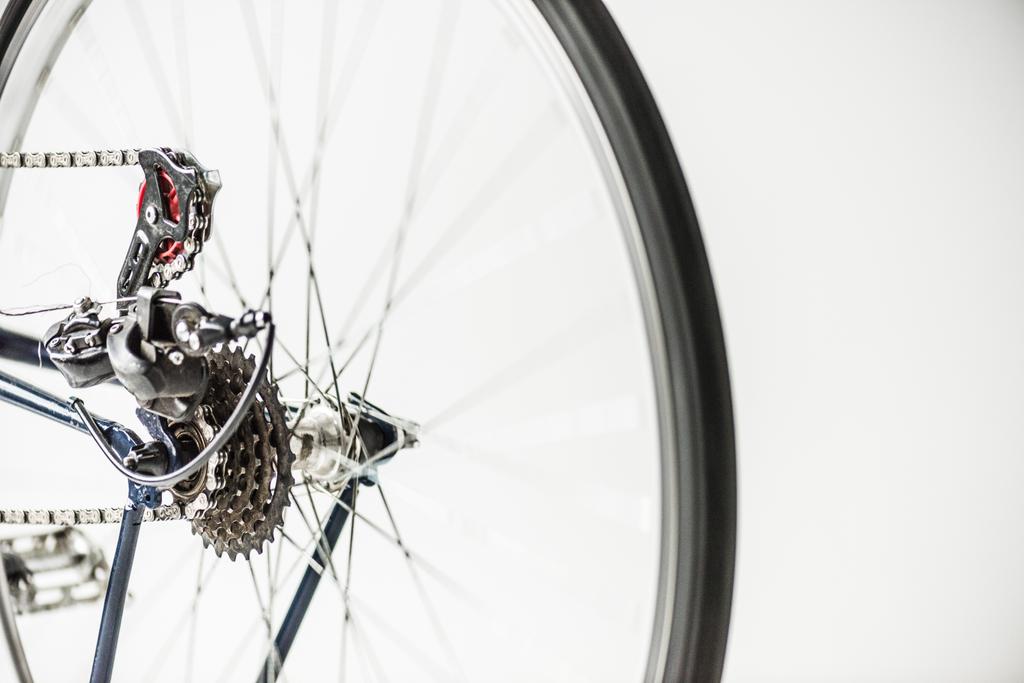 велосипедні шестерні і колесо з спицями ізольовані на білому
 - Фото, зображення