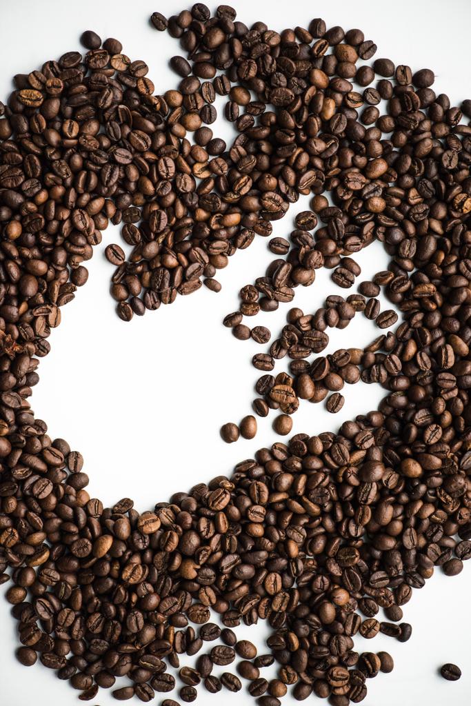 vista superior do sinal da mão dos grãos de café isolados no branco
 - Foto, Imagem